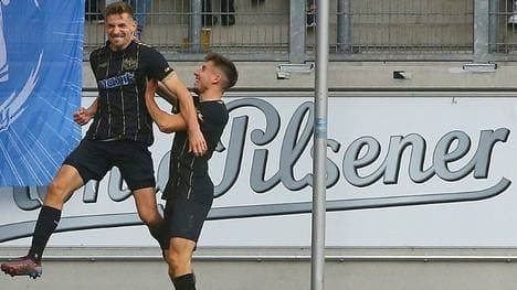 Nollenberger (l.) trifft - Bayreuth gewinnt souverän