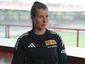 Marie-Louise Eta ist sich ihrer Vorreiterrolle für Frauen-Trainerinnen bewusst - und spricht ausführlich über die Vorbildfunktion für Mädchen im Fußball. 