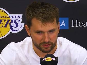 Die Los Angeles Lakers gewinnen gegen die New Orleans Pelicans. Nach der Partie wird Luka Doncić zum Verhältnis zwischen ihm, LeBron James und Austin Reaves befragt. Die Frage scheint dem Superstar allerdings etwas auf die Nerven zu gehen.