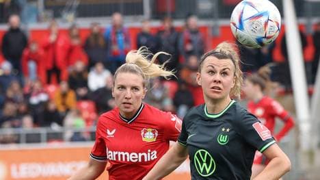 Melissa Friedrich (Leverkusen) und Lena Lattwein  (Wolfsburg) duellieren sich um den Ball