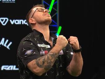 Lukas Wenig landet beim Grand Slam of Darts einen extrem wichtigen Sieg - auch mit Blick auf seine Tourcard. Der Deutsche besiegt Jonny Clayton mit 5:3.