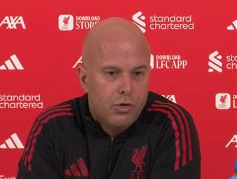 Arne Slot zeigt sich vor dem Duell mit Leeds zufrieden mit den Leistungen von Florian Wirtz. Der Liverpool-Trainer betont, dass der deutsche Nationalspieler auch ohne eigene Tore vor Selbstvertrauen strotzt.