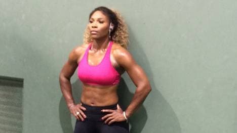 Voller Stolz präsentiert Serena Williams ihren sportlichen Körper.