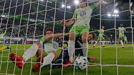 Mario Gomez (l.) stand beim Tor-Festival in Wolfsburg mehrfach im Fokus