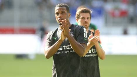 Alassane Plea (l.) trifft zum 1:1