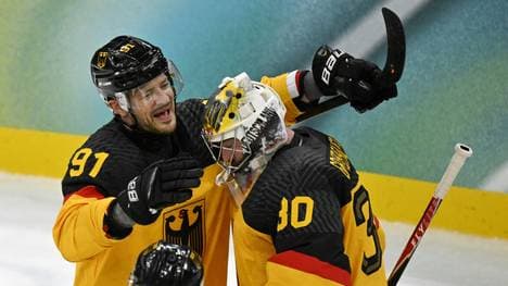 Moritz Müller bei Olympia mit Torhüter Philipp Grubauer