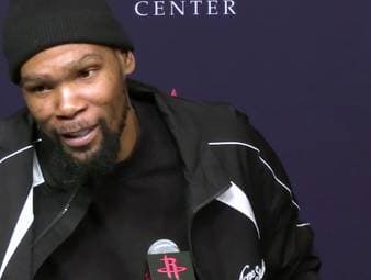 Kevin Durant erreicht den nächsten Meilenstein. Mit 32.294 Punkten überholt er Michael Jordan und steht nun auf Platz 5 der All-Time-Scorerliste der NBA! Der Star der Houston Rockets zeigt sich nach dem historischen Moment selbst überwältigt.