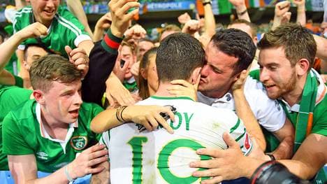 Robbie Brady mit irischen Fans