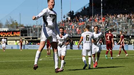 Fisnik Asllani feiert seinen Hattrick