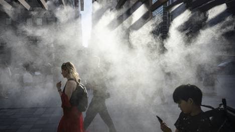 Wasser als Abkühlung: Menschen trotzen der enormen Hitze