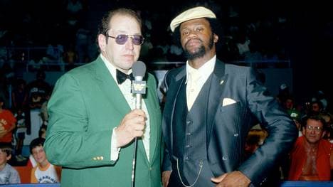 Gorilla Monsoon (l.) bei einem Interview mit WWE-Manager Slick