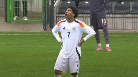 Isaiah Seretis verlor mit den DFB-Junioren bei einem Zwölf-Tore-Spektakel