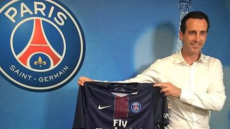 Unai Emery mit Trikot von PSG