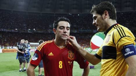 Xavi (l.) wird von Iker Casillas geknufft.