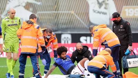 Dante wird gegen Angers mit einer Trage vom Platz gebracht