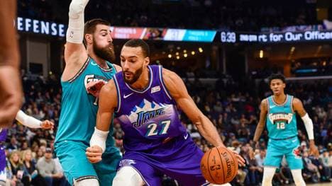 Rudy Gobert (m.) von den Utah Jazz wurde positiv auf das Coronavirus getestet