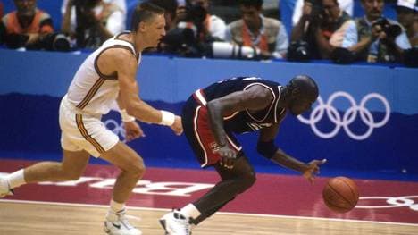 Detlef Schrempf (l.) im Duell mit Michael Jordan