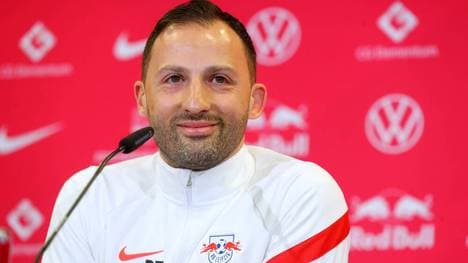 Domenico Tedesco sprach auf der Pressekonferenz. 
