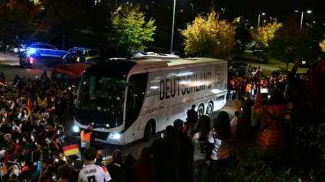 Der Bus des DFB-Teams umringt von Fans