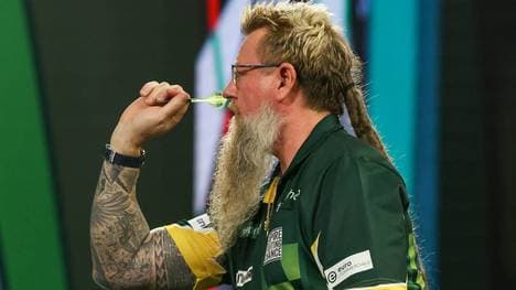 Simon Whitlock gewinnt klar gegen seinen Sohn Mason