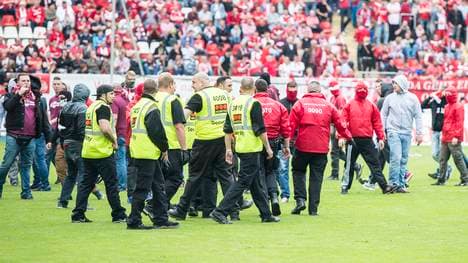 Fans der Kickers Offenbach stürmten den Platz