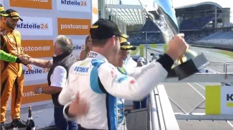 Das Audi-Duo begießt die Meisterschaft mit Champagner