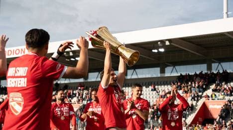 Der FC Thun präsentiert seinen Fans den Meisterpokal