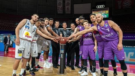 Die BBL-Spieler positionieren sich zu Beginn des Finalturniers gegen Rassismus