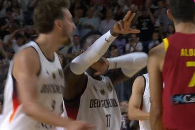 "Jubel ins Gesicht": Schröder brillant und provokant