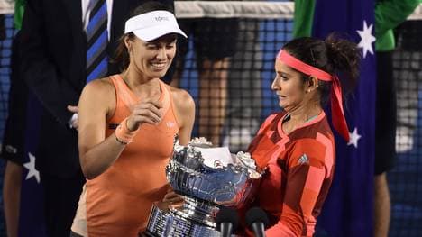 Martina Hingis und Sania Mirza mit der Trophäe für den Doppel-Titel