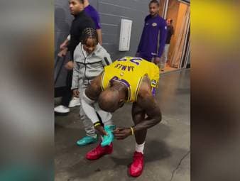 Ein junger Fan fragt höflich nach einem Autogramm. Das überzeugt LeBron James, anzuhalten. 