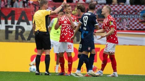Der Mainzer Andreas Hanche-Olsen sieht die Gelb-Rote Karte