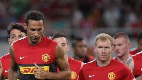 Rio Ferdinand (l.) und Paul Scholes verspotten die Abwehr von Manchester United