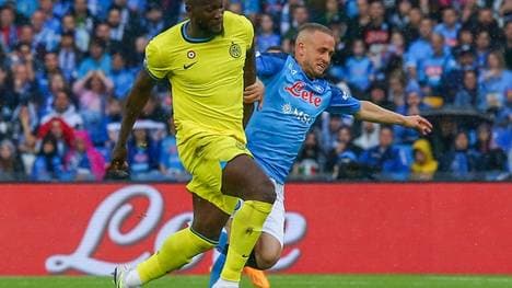 Romelu Lukaku (l.) gegen Stanislav Lobotka 