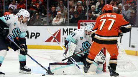 Philipp Grubauer verriegelt sein Tor