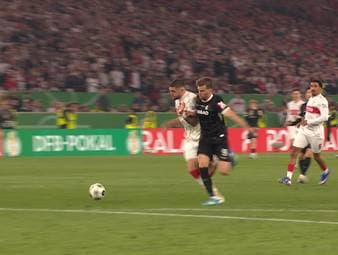 Der SC Freiburg fliegt gegen den VfB Stuttgart aus dem Pokal - und vor allem eine Szene sorgt bei den Breisgauern für Wut.
