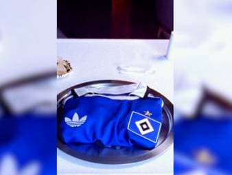 Der Hamburger SV hat sein neues Auswärtstrikot für die Saison 2026/27 vorgestellt. Das Retro-Design ist eine Hommage an die Meistermannschaft von 1979/80 und erinnert zugleich an die kürzlich verstorbenen HSV-Ikone Kevin Keegan. 