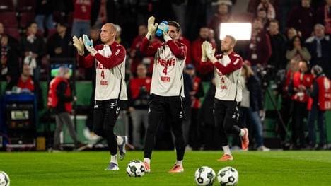 Die Spieler des 1. FC Köln trugen Aufwärmshirts mit dem Namen und der Nummer von Timo Hübers