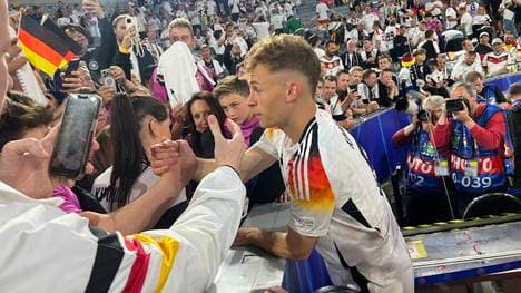 Joshua Kimmich bei den Fans nach dem EM-Auftakt