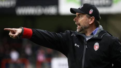 Bernd Hollerbach ist nach seiner Lungenentzündung zurück auf der Trainerbach bei Mouscron 