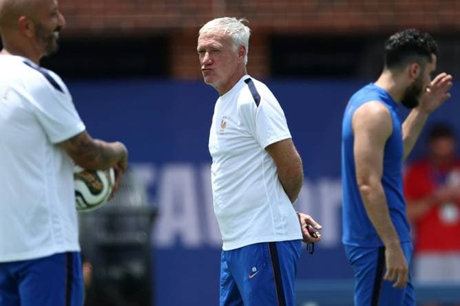 Deschamps schiebt Favoritenrolle weg