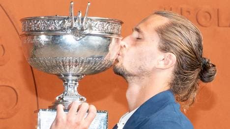 Alexander Zverev mit der Siegertrophäe der French Open