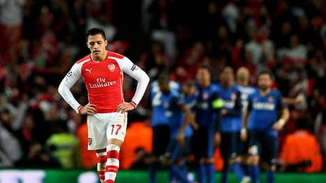Frust bei Alexis Sanchez vom FC Arsenal vor einer Jubeltraube vom AS Monaco
