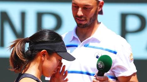 Der Deutsche Tim Pütz hält seiner Mixed-Partnerin Miyu Kato das Mikrofon bei einer emotionalen Rede