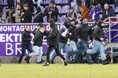 Platzsturm! Fan-Randale überschattet Ost-Derby