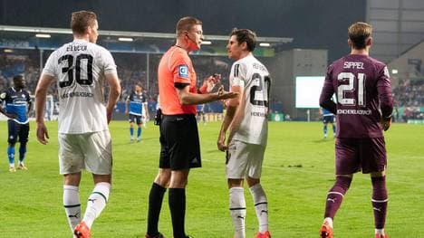 Schiedsrichter Robert Schröder unterlief beim Gladbacher Pokal-Aus ein folgenschwerer Fehler