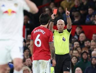 Manchester United verliert gegen Leeds das zweite Ligaspiel in Folge, auch wegen eines Platzverweises. Trainer Michael Carrick hat für die Entscheidung des Schiedsrichters wenig Verständnis.