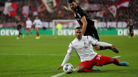 Ismail Jakobs vorne spielt für den 1. FC Köln