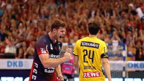 Flensburgs Johannes Golla (l.) brüllt die Freude über den Sieg gegen die Rhein-Neckar Löwen am vergangenen Spieltag raus