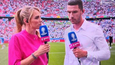 Anna Kraft (li.) analysiert unter anderem mit Robin Gosens die EM-Spiele